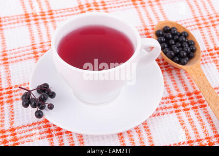 Il tè fatto da bacche di sambuco nero. Foto Stock