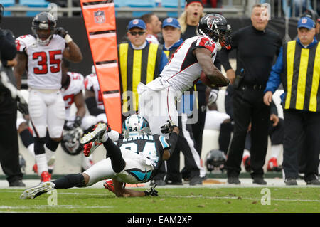 Charlotte, NC, Stati Uniti d'America. Xvi Nov, 2014. Atlanta Falcons wide receiver Julio Jones #11 guadagna yardage dopo la cattura in un gioco di NFL contro la Carolina Panthers presso la Bank of America Stadium il 16 novembre 2014 a Charlotte, NC. I falchi sconfitto le pantere 19-17. Margaret Bowles/CSM/Alamy Live News Foto Stock