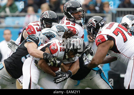 Charlotte, NC, Stati Uniti d'America. Xvi Nov, 2014. Il Carolina Panther difesa ferma il progresso di Atlanta Falcons running back Jacquizz Rodgers #32 in un gioco di NFL di Bank of America Stadium il 16 novembre 2014 a Charlotte, NC. I falchi sconfitto le pantere 19-17. Margaret Bowles/CSM/Alamy Live News Foto Stock