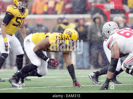 Minneapolis, Minn. Xv Nov, 2014. Minnesota i Gopher defensive lineman Robert Ndondo-Lay (92) è mostrata durante il NCAA Football gioco tra le Università del Minnesota i Gopher e la Ohio State Buckeyes a TCF Bank Stadium di Minneapolis, Minn. Ohio State sconfitto Minnesota 31 - 24. © csm/Alamy Live News Foto Stock