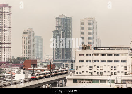 La linea due Bangkok BTS è un 31 chilometro elevata del sistema di transito di cui al come lo Skytrain, o rot fai fah Foto Stock