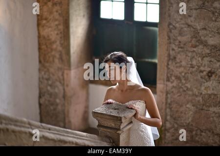 Sposa ispanica sta preparando il giorno del matrimonio. Foto Stock