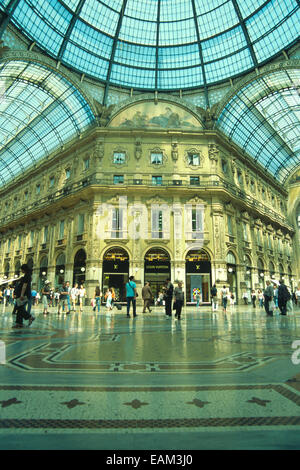 L'Italia, Lombardia, Milano Galleria Vittorio Emanuele II, pavimento a mosaico Foto Stock