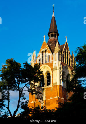 Revival gotico torre di unione Cappella in Upper St Islington North London Inghilterra 1874-90 costruita e progettata da James Cubitt Foto Stock