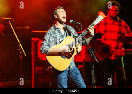 Durham, North Carolina, Stati Uniti d'America. 2° Nov, 2014. Music Artista PHILLIP PHILLIPS porta il suo Tour 2014 alla Durham Performing Arts Center di Durham, NC. Phillip LaDon Phillips, Jr. (sopportato il 20 settembre 1990) è un cantante americano-cantautore che ha vinto la undicesima stagione di American Idol il 23 maggio 2012. © Andy Martin Jr./ZUMA filo/Alamy Live News Foto Stock