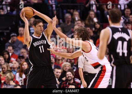 Nov. 15, 2014 - BROOK LOPEZ (11) consente di impostare un gioco. Il Portland Trail Blazers gioca il Brooklyn Nets presso il Centro Moda il 15 novembre 2014. © David Blair/ZUMA filo/Alamy Live News Foto Stock