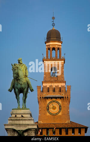 Statua equestre di Giuseppe Garibaldi sotto la torre del Castello Sforzesco di Milano, Lombardia, Italia Foto Stock