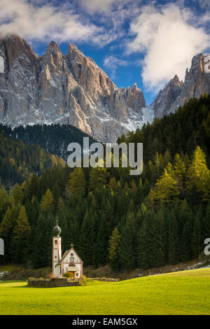 Saint St Johann chiesa sotto il Geisler Spitzen, Dolomiti, Val di Funes, Trentino-Alto Adige, Italia Foto Stock