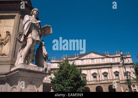 L'Italia, Lombardia, Milano, Piazza della Scala, dettaglio Leonardo da Vinci sfondo Monumento Teatro alla Scala Foto Stock