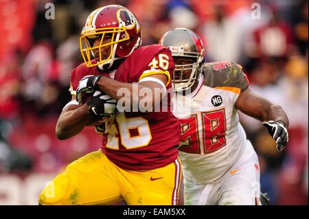 NOV 16, 2014 : Washington Redskins running back Alfred Morris (46) tenta di outrun Tampa Bay Buccaneers tackle difensivo Clinton McDonald (98) durante il match tra il Tampa Bay Buccaneers e Washington Redskins a FedEx in campo Landover, MD. Foto Stock