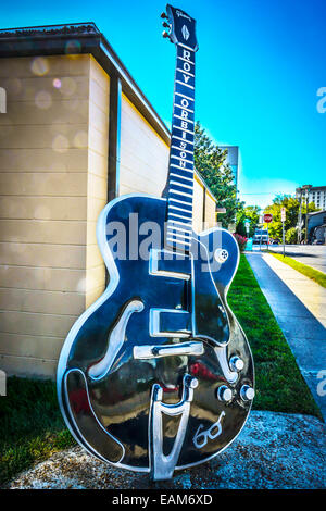 Una grande scultura di chitarra, commemorando Roy Orbison registrazioni con la RCA Studio B su Music Row a Nashville, TN, Stati Uniti d'America Foto Stock