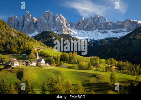 Pomeriggio autunnale sulla Val di Funes, Santa Maddalena e il Geisler-Spitzen, Dolomiti, Trentino-Alto Adige, Italia Foto Stock