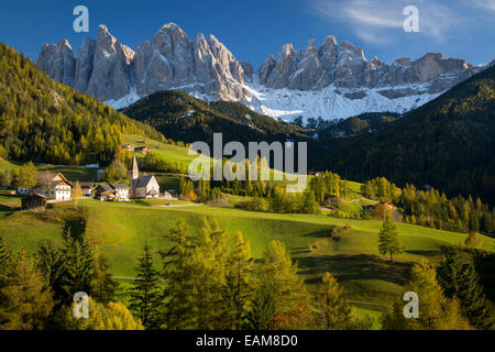 Pomeriggio autunnale sulla Val di Funes, Santa Maddalena e il Geisler-Spitzen, Dolomiti, Trentino-Alto Adige, Italia Foto Stock