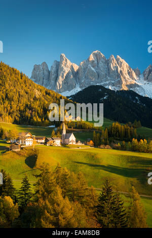 Pomeriggio autunnale sulla Val di Funes, Santa Maddalena e il Geisler-Spitzen, Dolomiti, Trentino-Alto Adige, Italia Foto Stock