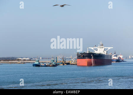 Le petroliere, quali "amco Sunderbans', e rimorchiatori ormeggiata presso la Exxon Mobil raffineria di petrolio sul Solent a Fawley, Hampshire Foto Stock