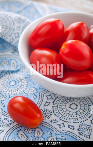 Una chiusura di uva fresca pomodori in una ciotola Foto Stock