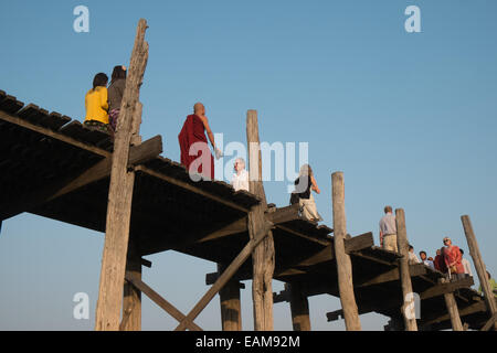 Il tramonto. Attraversamento di U Bein teak ponte sopra il lago Taungthaman, vicino a Mandalay, Myanmar,Birmania,Myanmar Foto Stock