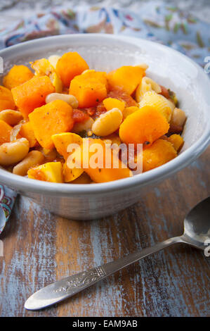 Una vista ravvicinata di una ciotola di vegane Zucca stufato di carne Foto Stock