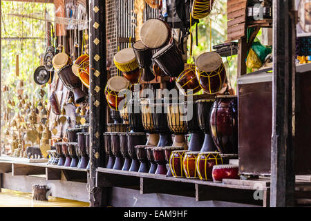Impiccati tamburi tailandese in vendita in uno stallo del mercato galleggiante di Damnoen Saduak a Ratchaburi, Thailandia Foto Stock