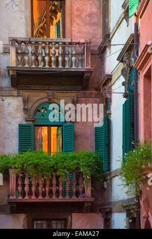 Balconi su case in Verona, Veneto, Italia Foto Stock