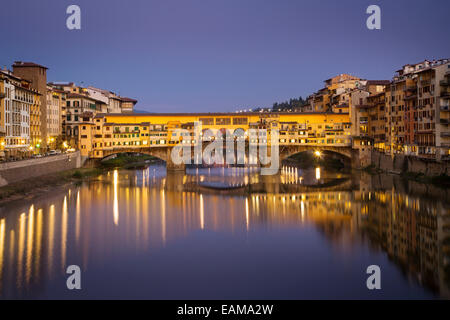 Twilight sulla storica da Ponte Vecchio e dal fiume Arno, Firenze, Toscana, Italia Foto Stock