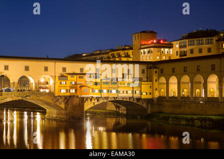 Twilight sulla storica da Ponte Vecchio e dal fiume Arno, Firenze, Toscana, Italia Foto Stock