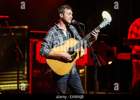 Durham, North Carolina, Stati Uniti d'America. 2° Nov, 2014. Music Artista PHILLIP PHILLIPS porta il suo Tour 2014 alla Durham Performing Arts Center di Durham, NC. Phillip LaDon Phillips, Jr. (sopportato il 20 settembre 1990) è un cantante americano-cantautore che ha vinto la undicesima stagione di American Idol il 23 maggio 2012. © Andy Martin Jr./ZUMA filo/Alamy Live News Foto Stock