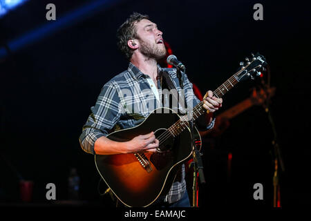 Durham, North Carolina, Stati Uniti d'America. 2° Nov, 2014. Music Artista PHILLIP PHILLIPS porta il suo Tour 2014 alla Durham Performing Arts Center di Durham, NC. Phillip LaDon Phillips, Jr. (sopportato il 20 settembre 1990) è un cantante americano-cantautore che ha vinto la undicesima stagione di American Idol il 23 maggio 2012. © Andy Martin Jr./ZUMA filo/Alamy Live News Foto Stock