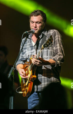 Durham, North Carolina, Stati Uniti d'America. 2° Nov, 2014. Music Artista PHILLIP PHILLIPS porta il suo Tour 2014 alla Durham Performing Arts Center di Durham, NC. Phillip LaDon Phillips, Jr. (sopportato il 20 settembre 1990) è un cantante americano-cantautore che ha vinto la undicesima stagione di American Idol il 23 maggio 2012. © Andy Martin Jr./ZUMA filo/Alamy Live News Foto Stock