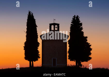 Twilight oltre la piccola Cappella di Vitaleta nei pressi di San Quirico d'Orcia, Toscana, Italia Foto Stock