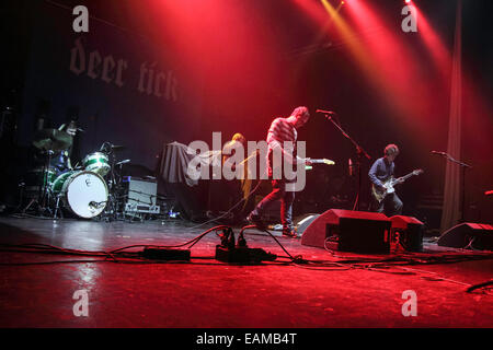 Manchester, Regno Unito. 17 Novembre, 2014. American band alternative rock Deer Tick eseguire live a Manchester O2 Apollo di supporto del Gaslight Anthem Credito: Simon Newbury/Alamy Live News Foto Stock