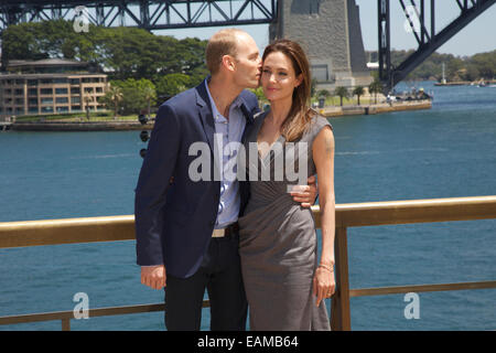 Sydney Opera House di Sydney, NSW, Australia. Angelina Jolie, produttore e regista del film 'ininterrotte' e Geoff Evans (Australian soldato ambasciatore e attore nella pellicola) frequentano una foto chiamata nella parte anteriore del Ponte del Porto di Sydney per promuovere il suo nuovo film. Copyright Credit: 2014 Richard Milnes/Alamy Live News Foto Stock