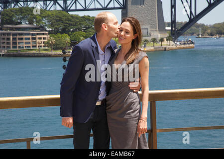 Sydney Opera House di Sydney, NSW, Australia. Angelina Jolie, produttore e regista del film 'ininterrotte' e Geoff Evans (Australian soldato ambasciatore e attore nella pellicola) frequentano una foto chiamata nella parte anteriore del Ponte del Porto di Sydney per promuovere il suo nuovo film. Copyright Credit: 2014 Richard Milnes/Alamy Live News Foto Stock