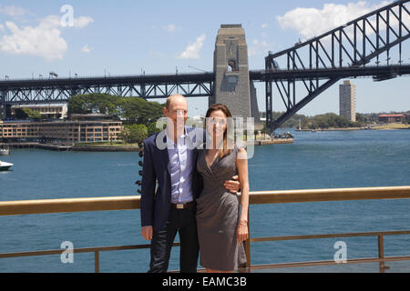 Sydney Opera House di Sydney, NSW, Australia. Angelina Jolie, produttore e regista del film 'ininterrotte' e Geoff Evans (Australian soldato ambasciatore e attore nella pellicola) frequentano una foto chiamata nella parte anteriore del Ponte del Porto di Sydney per promuovere il suo nuovo film. Copyright Credit: 2014 Richard Milnes/Alamy Live News Foto Stock