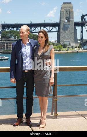 Sydney Opera House di Sydney, NSW, Australia. Angelina Jolie, produttore e regista del film 'ininterrotte' e Geoff Evans (Australian soldato ambasciatore e attore nella pellicola) frequentano una foto chiamata nella parte anteriore del Ponte del Porto di Sydney per promuovere il suo nuovo film. Copyright Credit: 2014 Richard Milnes/Alamy Live News Foto Stock