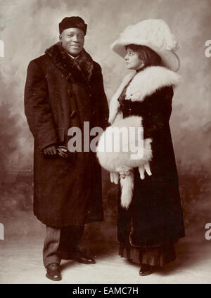 Jack Johnson e sua moglie Etta di intera lunghezza verticale, piedi, indossando cappotti invernali, circa 1910 Foto Stock