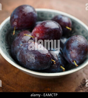 Prugne fresche in una ciotola Foto Stock