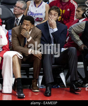 Los Angeles, CALIFORNIA, STATI UNITI D'AMERICA, STATI UNITI D'AMERICA. 17 Nov, 2014. LOS ANGELES, CA - NOVEMBRE 17:Chicago Bulls giocatori Derrick Rose e Pau Gasol sedersi sulla panchina durante la partita contro i Los Angeles Clippers a Staples Center il 17 novembre 2014 a Los Angeles, California. ARMANDO ARORIZO © Armando Arorizo/Prensa Internacional/ZUMA filo/Alamy Live News Foto Stock