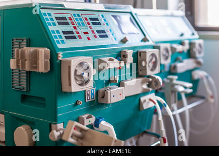 Un dializzatore o macchina per emodialisi in un ospedale Foto Stock