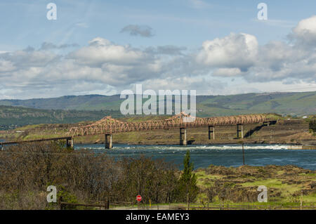 Il Dalles ponte che attraversa il fiume Columbia. Il Dalles, Oregon Foto Stock
