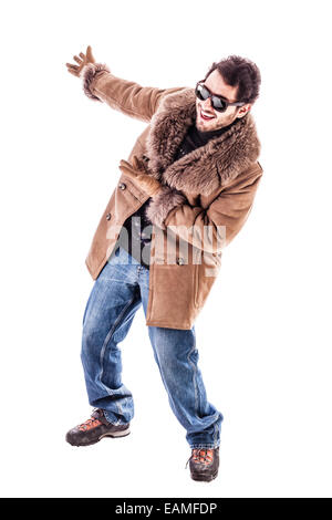 Un allegro giovane uomo che indossa un costoso di montone cappotto peloso isolate su uno sfondo bianco presentare qualcosa nella parte posteriore Foto Stock