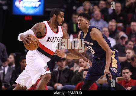 Portland, Oregon, Stati Uniti d'America. Nov. 17, 2014 - LAMARCUS ALDRIDGE (12) aziona contro Anthony Davis (23). Il Portland Trail Blazers gioca il New Orleans pellicani presso il Centro Moda il 17 novembre 2014. Credito: David Blair/ZUMA filo/Alamy Live News Foto Stock