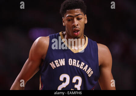 Portland, Oregon, Stati Uniti d'America. Nov. 17, 2014 - Anthony Davis (23) tra di esse svolge. Il Portland Trail Blazers gioca il New Orleans pellicani presso il Centro Moda il 17 novembre 2014. Credito: David Blair/ZUMA filo/Alamy Live News Foto Stock