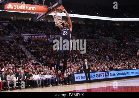 Portland, Oregon, Stati Uniti d'America. Nov. 17, 2014 - Anthony Davis (23) schiacciate la palla. Il Portland Trail Blazers gioca il New Orleans pellicani presso il Centro Moda il 17 novembre 2014. Credito: David Blair/ZUMA filo/Alamy Live News Foto Stock