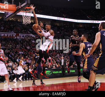 Portland, Oregon, Stati Uniti d'America. Nov. 17, 2014 - DAMIAN LILLARD (0) rigidi per il cestello. Il Portland Trail Blazers gioca il New Orleans pellicani presso il Centro Moda il 17 novembre 2014. Credito: David Blair/ZUMA filo/Alamy Live News Foto Stock