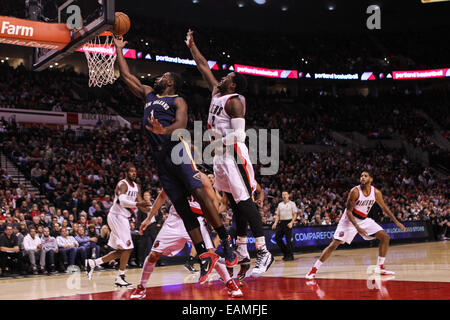 Portland, Oregon, Stati Uniti d'America. Nov. 17, 2014 - TIREKE EVANS (1) trascina in per un layup. Il Portland Trail Blazers gioca il New Orleans pellicani presso il Centro Moda il 17 novembre 2014. Credito: David Blair/ZUMA filo/Alamy Live News Foto Stock