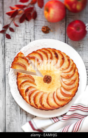 Crostata di mele su una tavola di legno Foto Stock