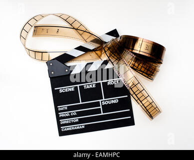 Filmato clapperboard con bobina di pellicola su sfondo bianco Foto Stock