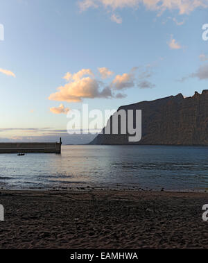 Guios spiaggia vicino Los Gigantes porto entrata a piedi di Gigantes scogliere nel crepuscolo, isola di Tenerife, Isole Canarie, Spagna. Foto Stock