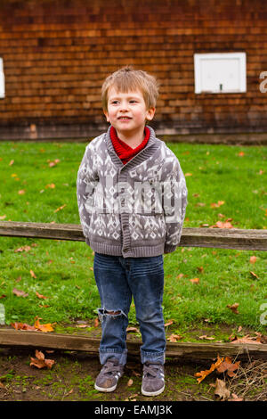 Tre anni di vecchio ragazzo in un ritratto di uno stile di vita che mostra il bambino all'esterno. Foto Stock